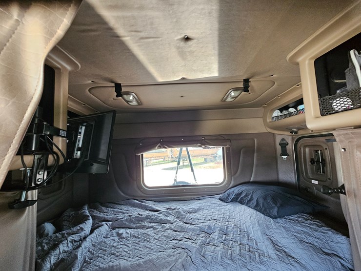 2010-peterbilt-389-image-79