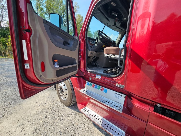 2016-freightliner-cascadia-125-image-53