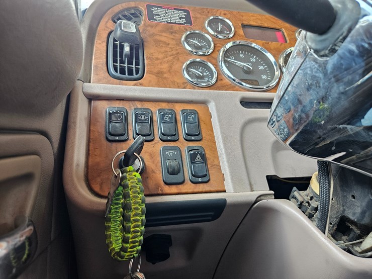 2010-peterbilt-389-image-74