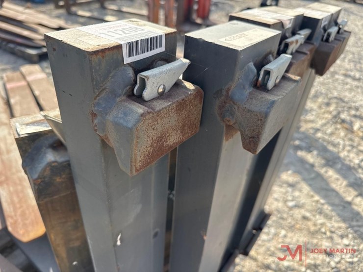 (1)-pair-of-72"-forklift-forks-image-3