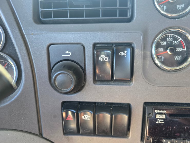 2015-peterbilt-579-image-80