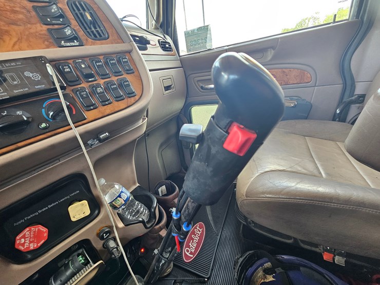 2010-peterbilt-389-image-69