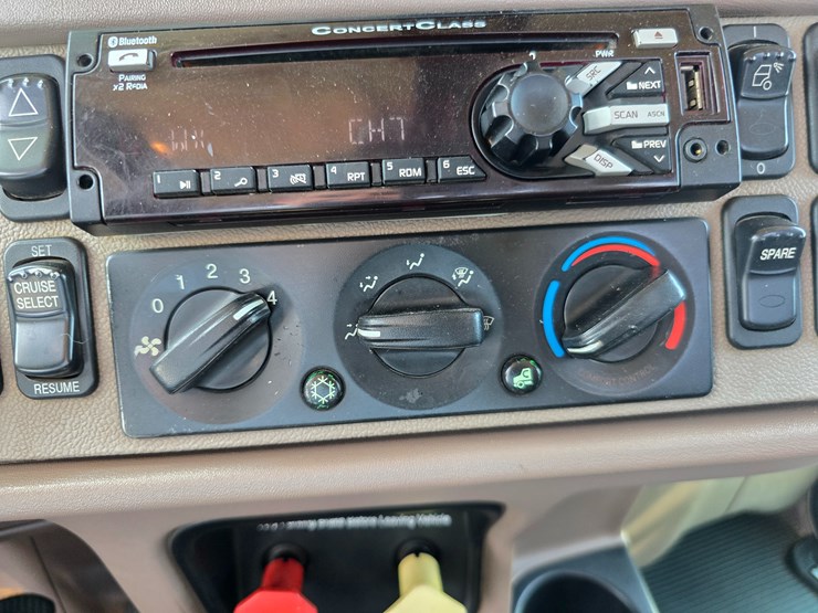 2014-peterbilt-388-image-107