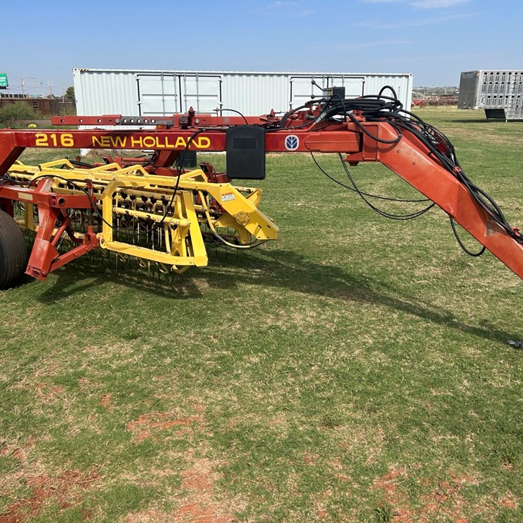 NEW HOLLAND 216