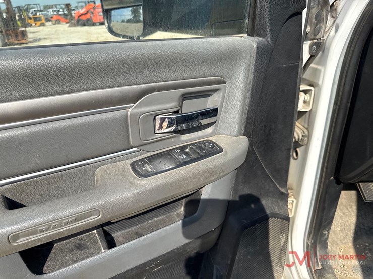 2015-dodge-ram-3500-image-17