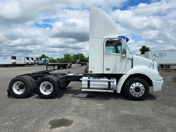 2013-freightliner-columbia-112-image-40