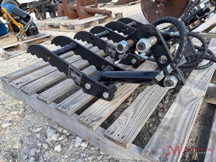 new-hydraulic-thumb-mini-excavator-attachment-image-2