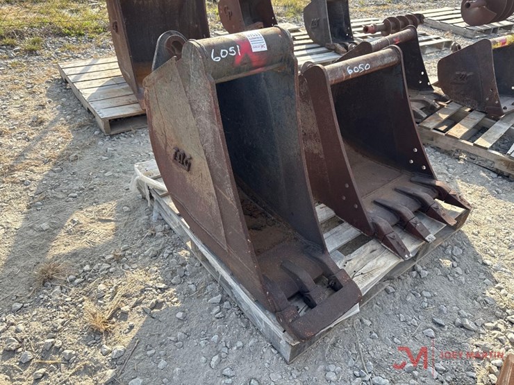 tag-12"excavator-tooth-bucket-w/-sand-foot-image-1