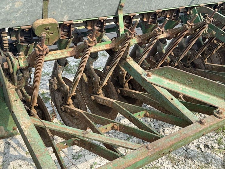 john-deere-model-b-planter-image-8