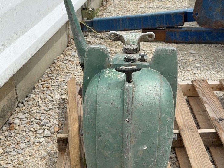 johnson-25-outboard-motor-image-17