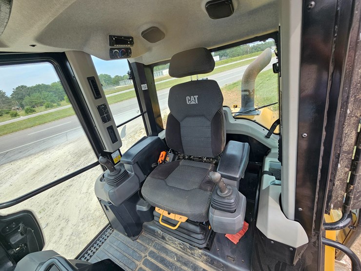 2023-caterpillar-953-image-48