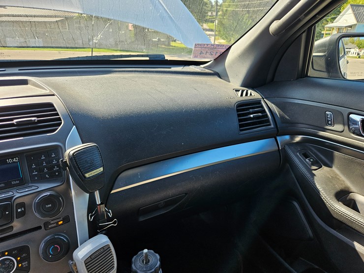 2014-ford-explorer-image-32