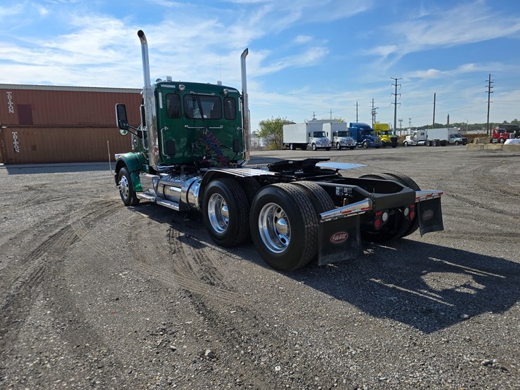 2019-peterbilt-567-image-18