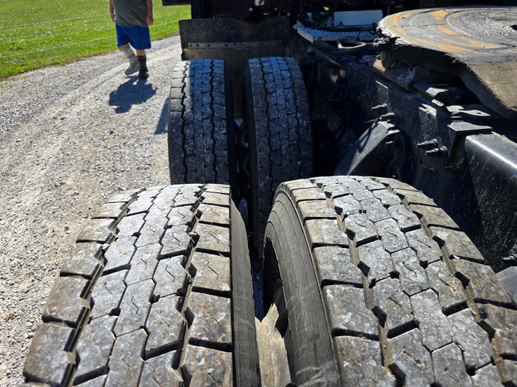 2015-peterbilt-579-image-97