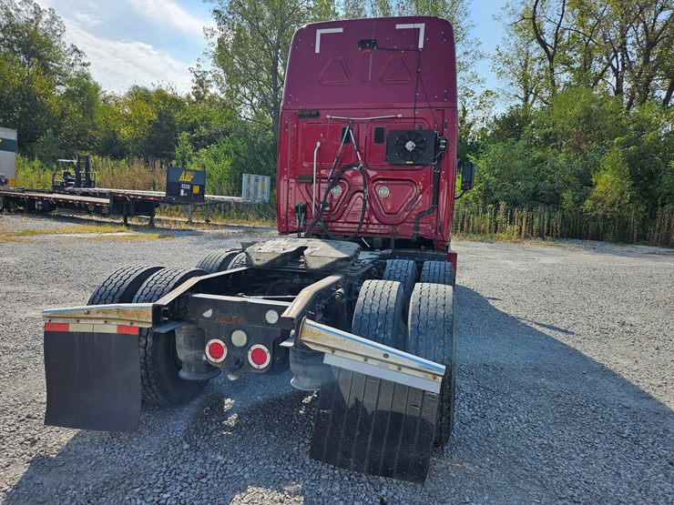 2016-freightliner-cascadia-125-image-16