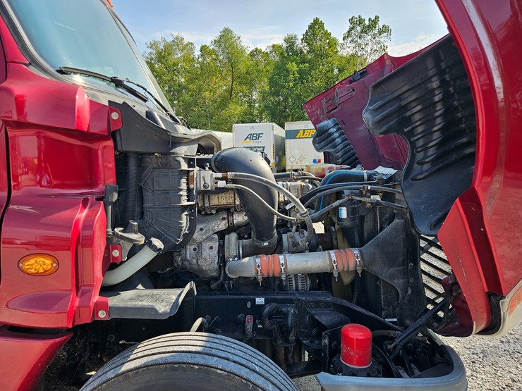 2016-freightliner-cascadia-125-image-44