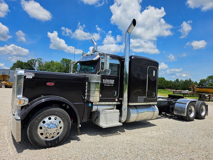 2010-peterbilt-389-image-5