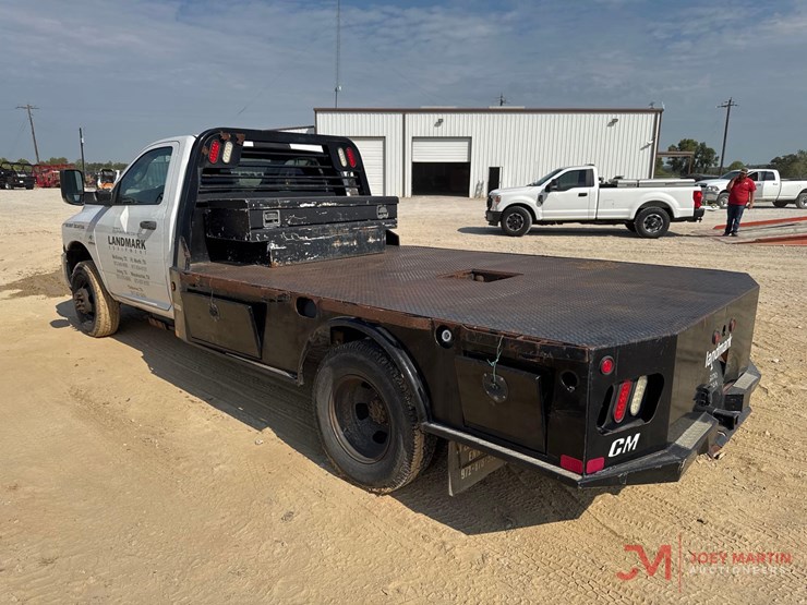 2016-ram-35oo-slt-heavy-duty-flatbed-pickup-truck-image-3
