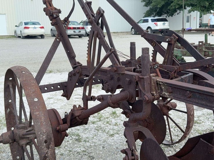 international-2-bottom-plow-image-31