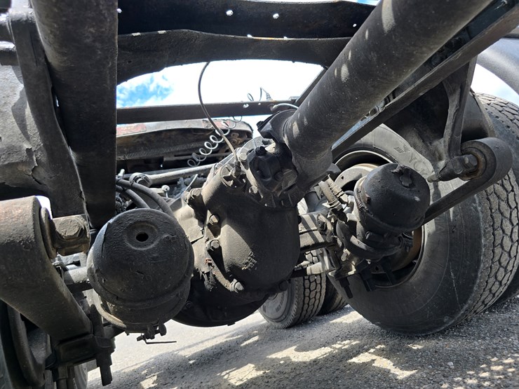 2013-freightliner-columbia-112-image-95