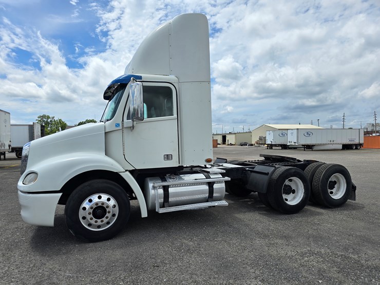 2013-freightliner-columbia-112-image-6