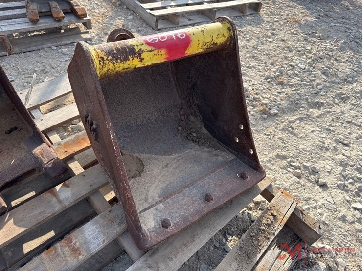tag-17"-excavator-smooth-bucket-image-1