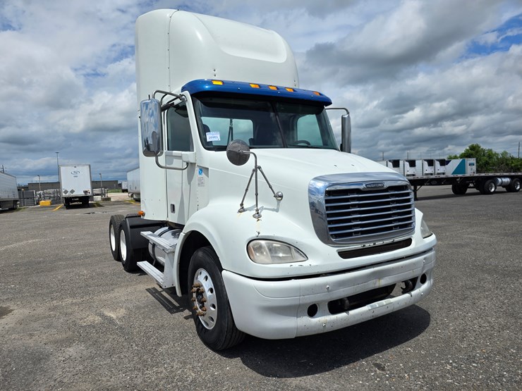 2013-freightliner-columbia-112-image-50