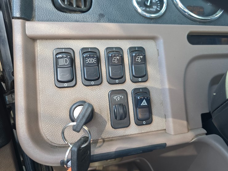 2014-peterbilt-388-image-115