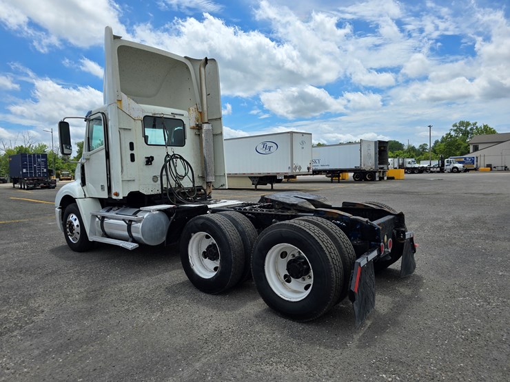 2013-freightliner-columbia-112-image-16