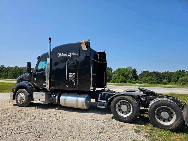 2017-peterbilt-579-image-12