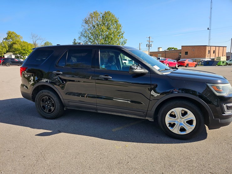 2017-ford-explorer-image-16