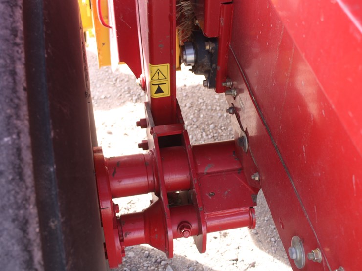 2015-new-holland-roll-belt-560-image-44