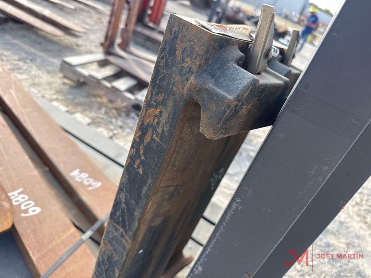 (1)-pair-of-72"-forklift-forks-image-3