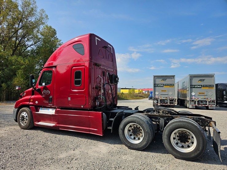 2016-freightliner-cascadia-125-image-10