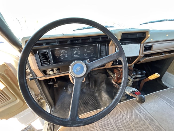 1983-ford-f700-image-13