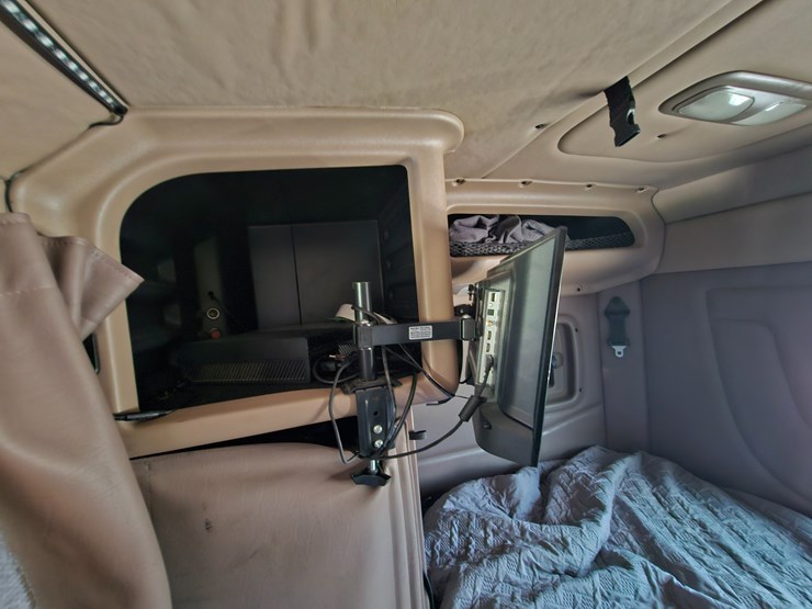 2010-peterbilt-389-image-82