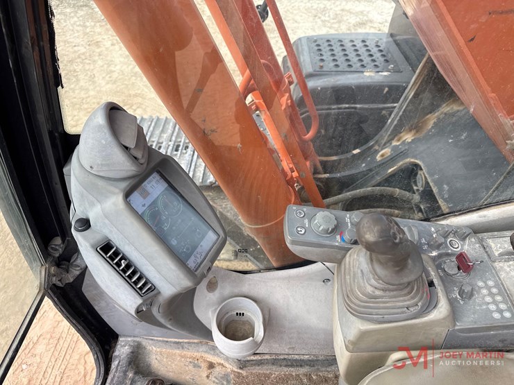 2014-hitachi-zx210-lc-5n-image-18