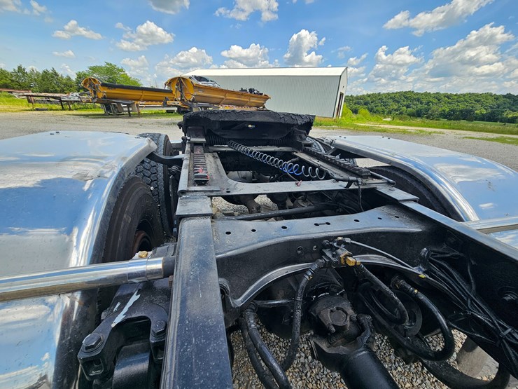 2010-peterbilt-389-image-103