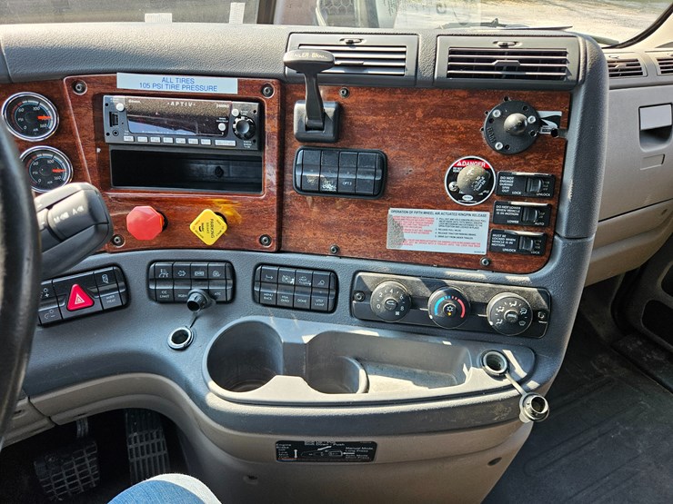 2016-freightliner-cascadia-125-image-60