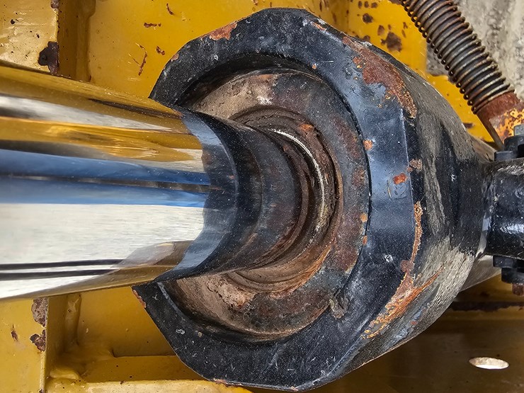 2023-caterpillar-953-image-97