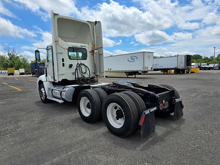 2013-freightliner-columbia-112-image-17
