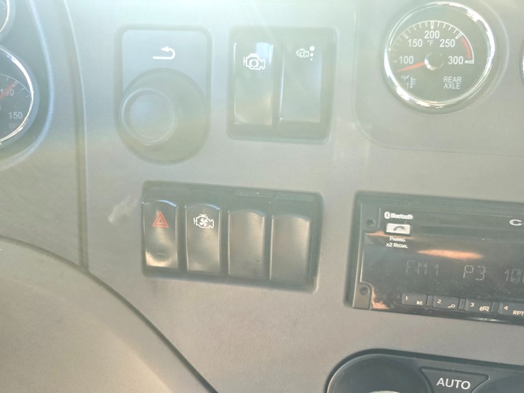 2015-peterbilt-579-image-79