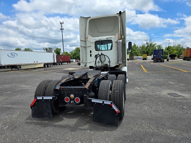 2013-freightliner-columbia-112-image-25