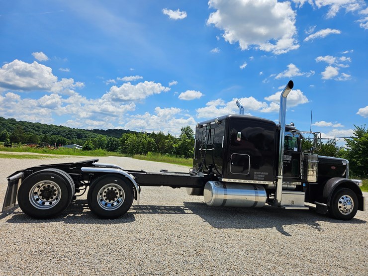 2010-peterbilt-389-image-25