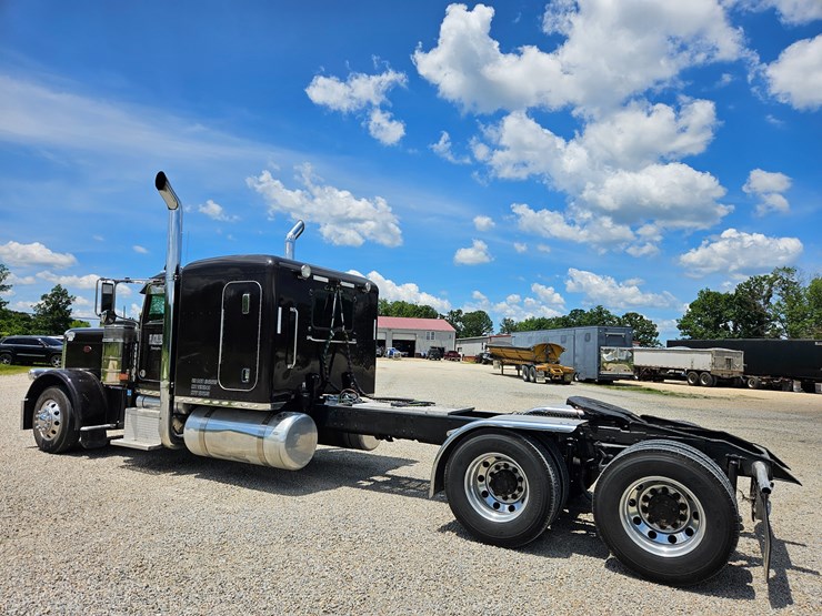 2010-peterbilt-389-image-14