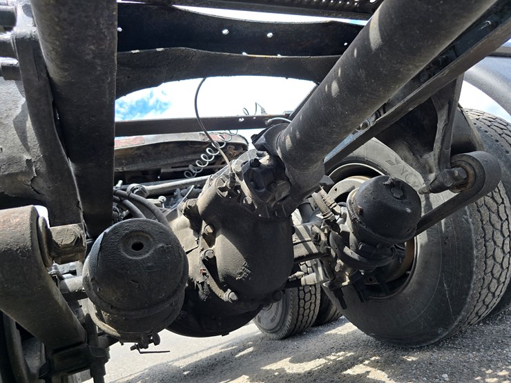 2013-freightliner-columbia-112-image-94