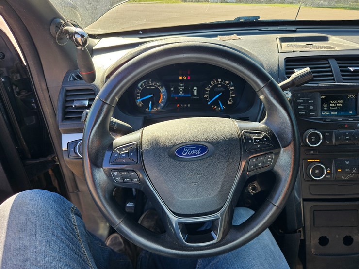 2017-ford-explorer-image-38