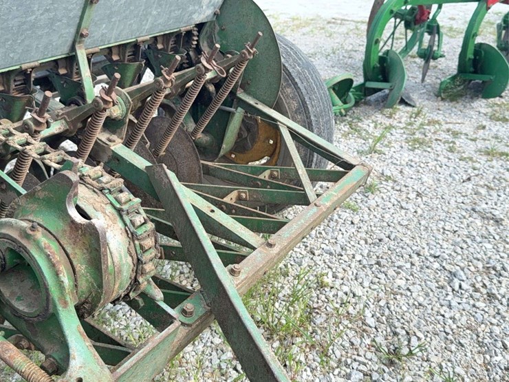 john-deere-model-b-planter-image-12