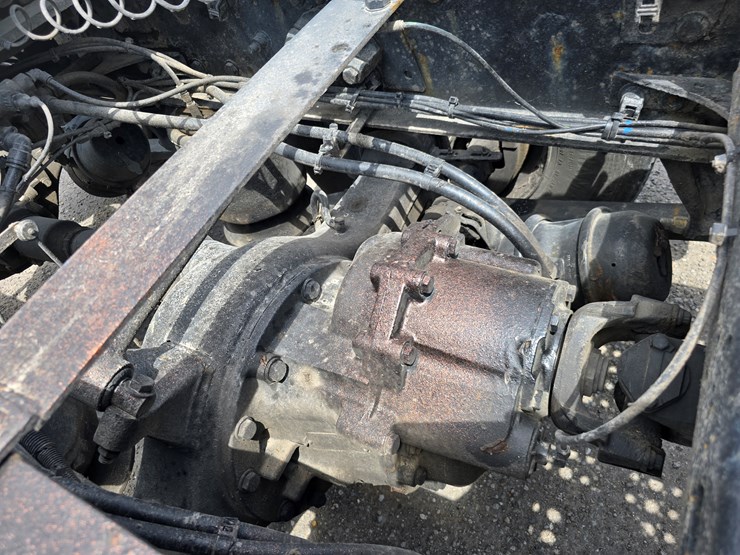 2013-freightliner-columbia-112-image-96