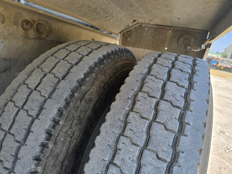 2014-peterbilt-365-image-93